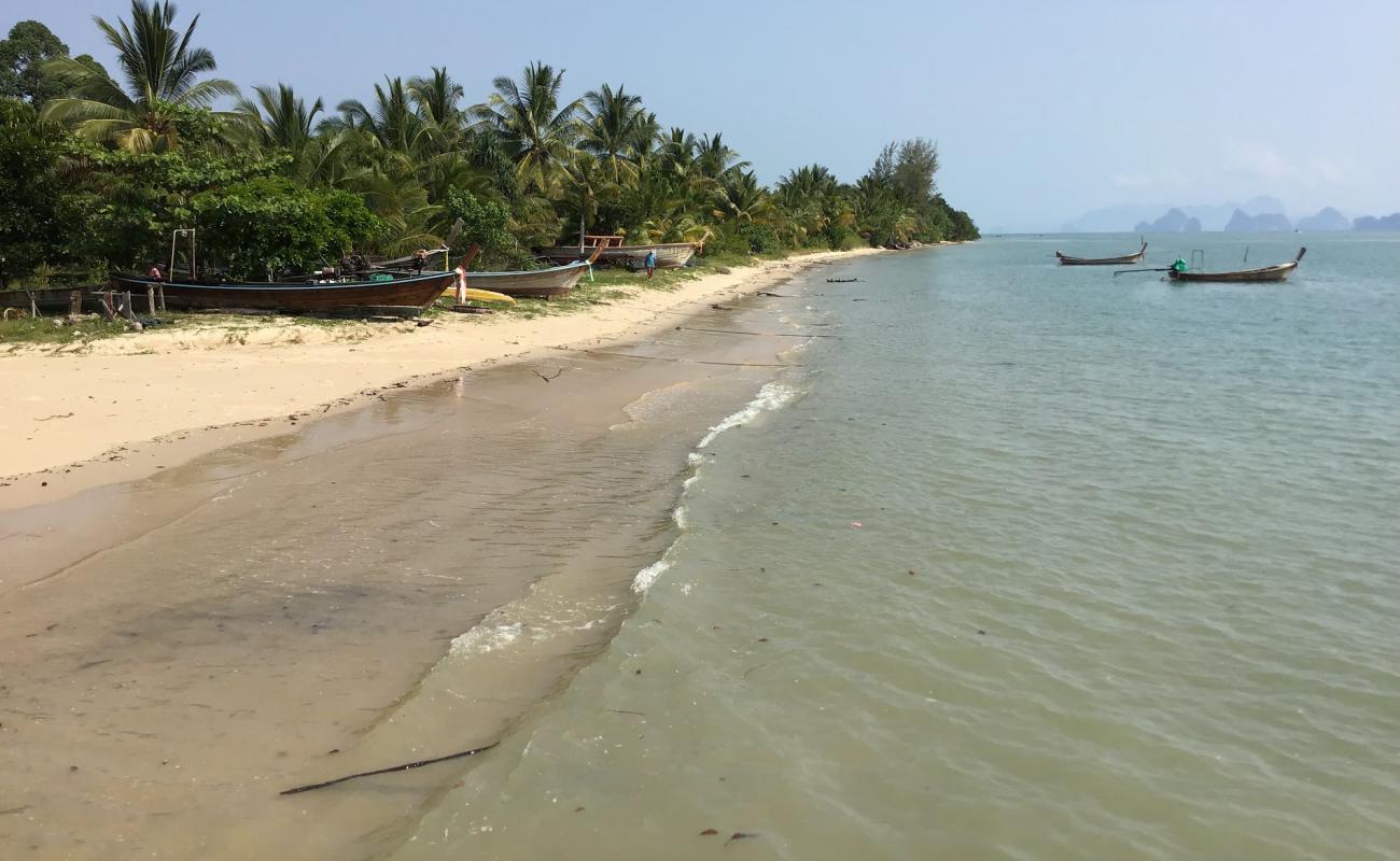 Foto de Koh Yao Yai Beach con brillante arena fina superficie