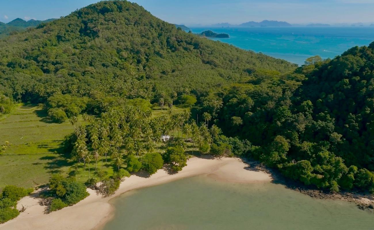 Foto de Ko Yao Noi Beach con arena brillante superficie