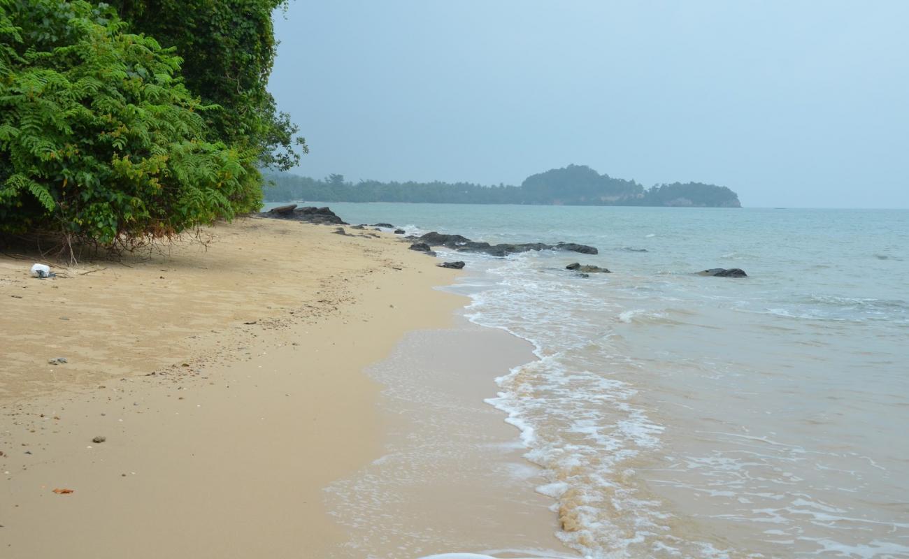 Foto de Lom Le Beach con arena brillante superficie