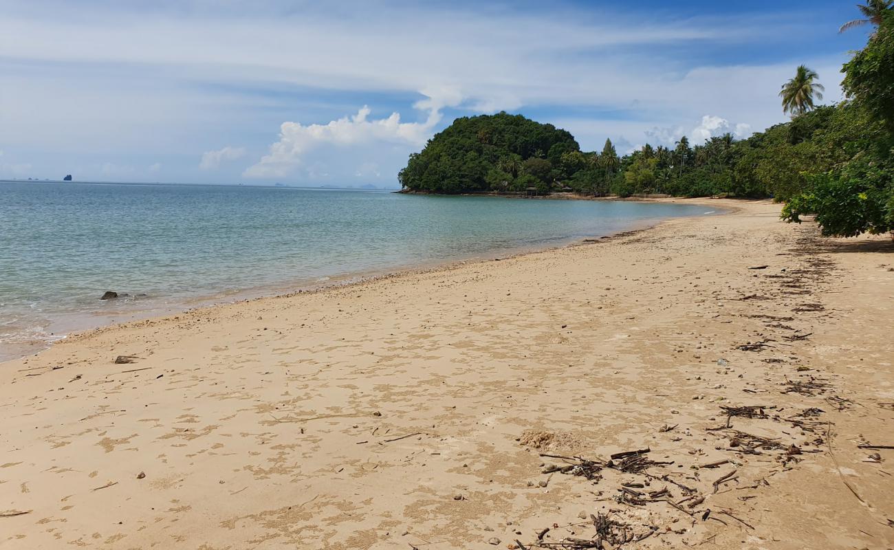 Foto de Klong Jark Beach con arena brillante superficie