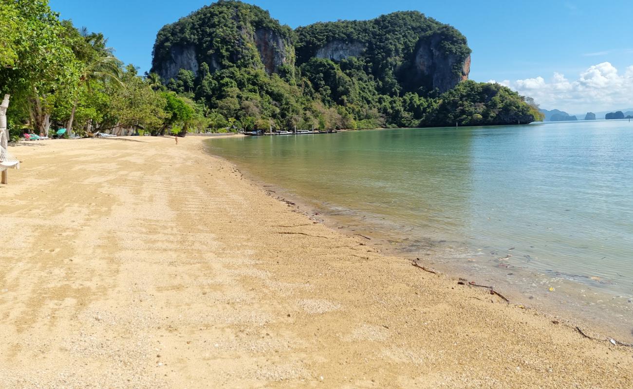 Foto de Playa de Koh Yao con arena brillante superficie