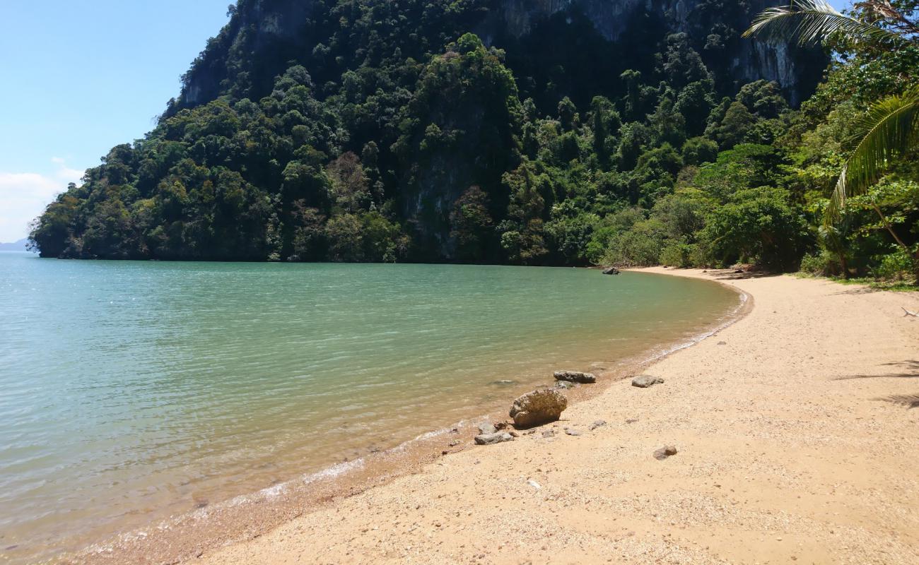 Foto de Toh Buat Beach con arena fina y guijarros superficie