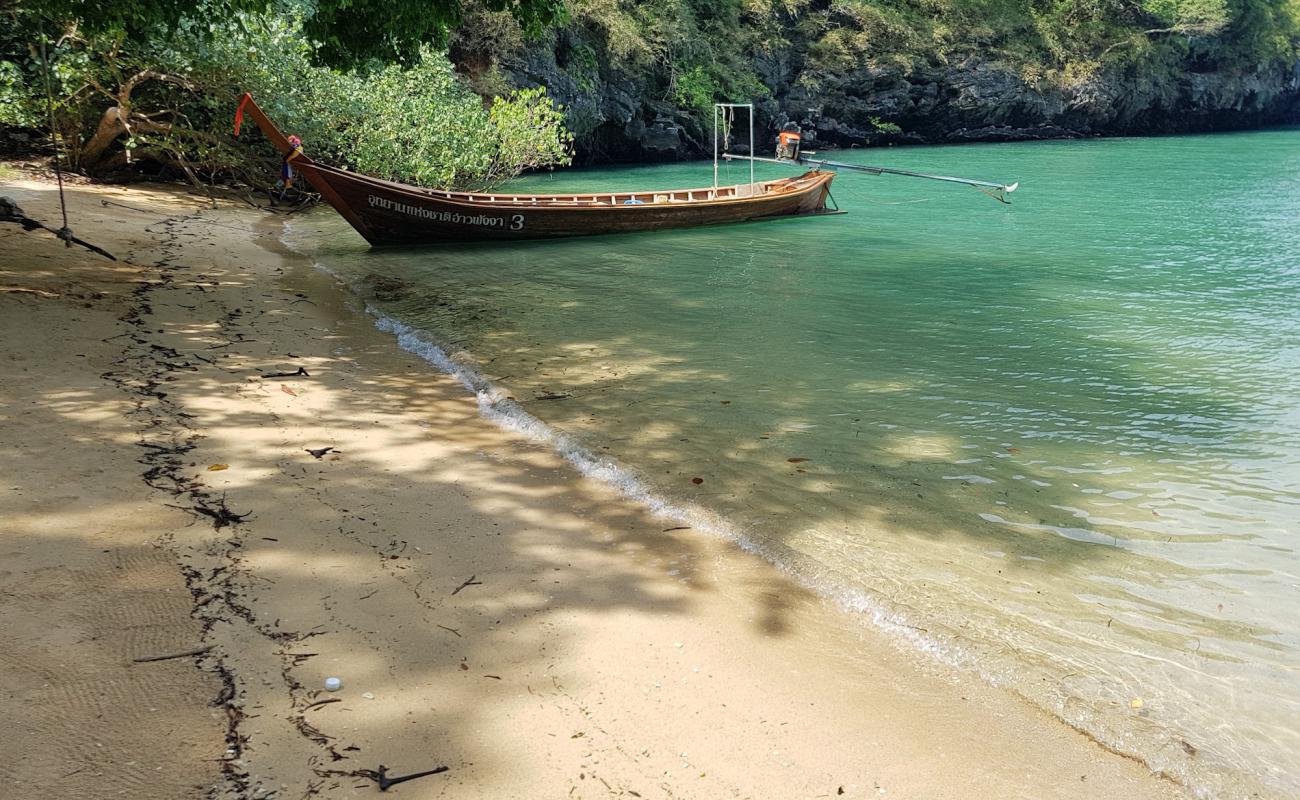 Foto de Kian Bay Beach con arena brillante y rocas superficie