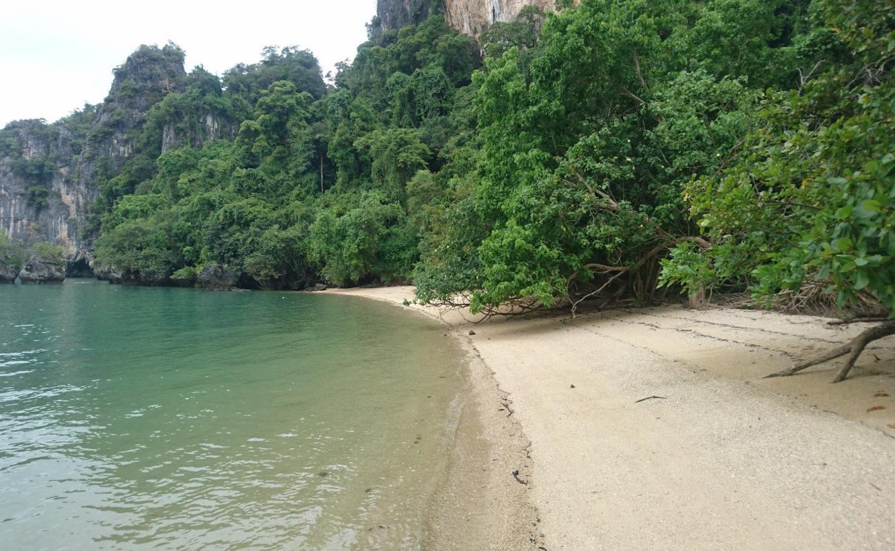 Foto de Ko Yao NoiI Beach con arena brillante superficie