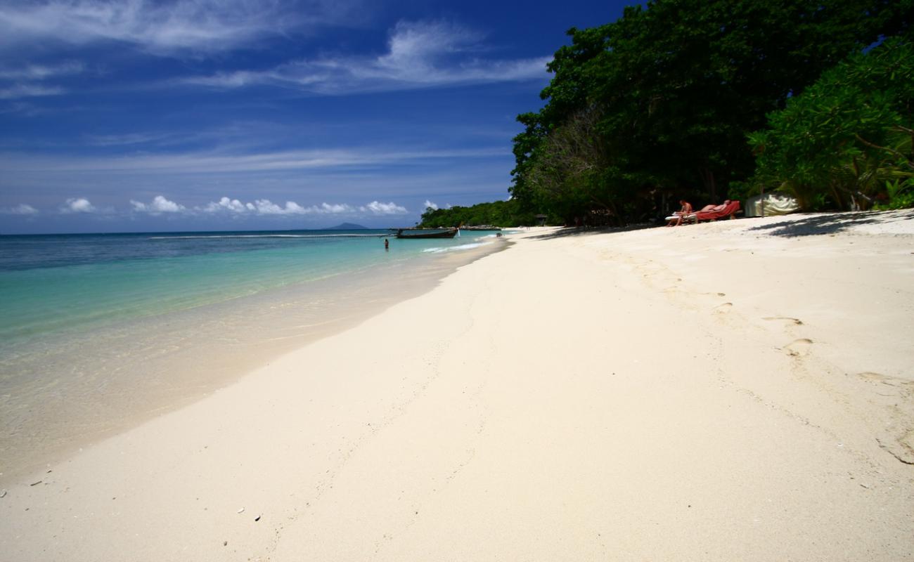 Foto de Ko Bon Beach con brillante arena fina superficie