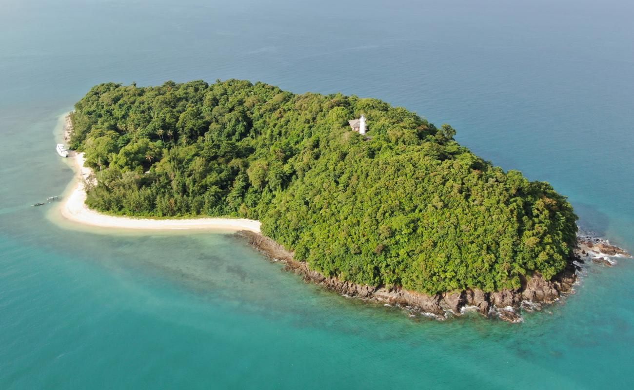 Foto de Koh Tapao Noi Beach con arena brillante superficie