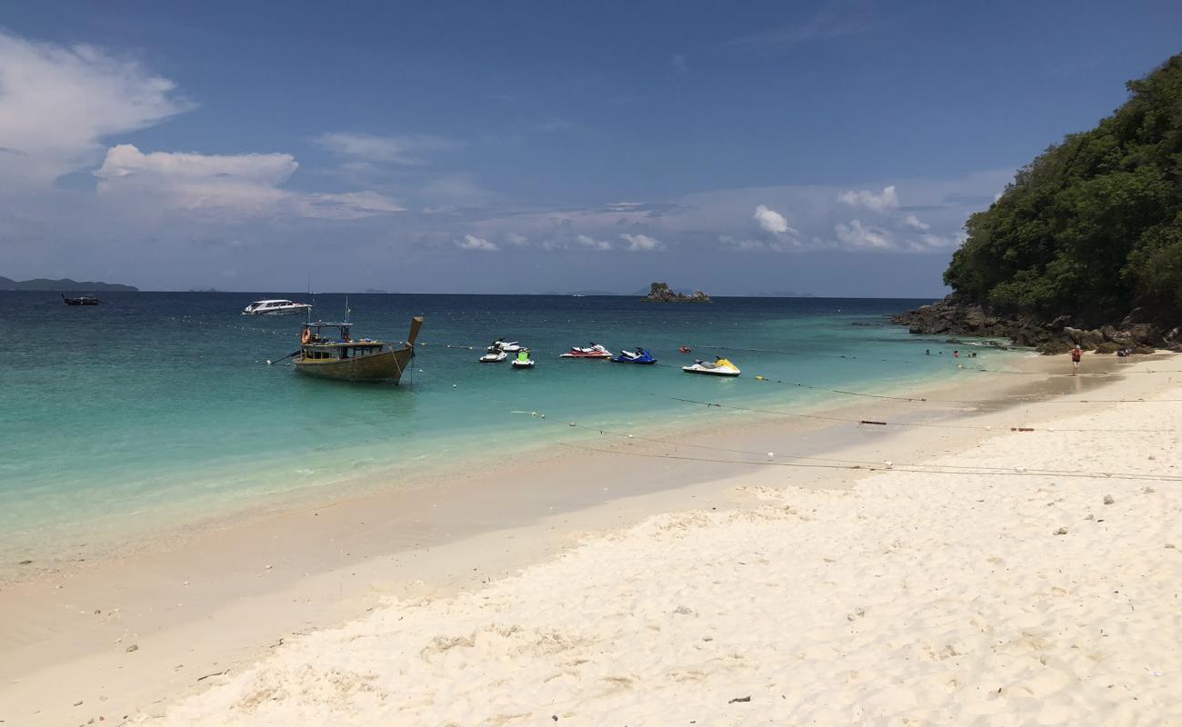 Foto de Naka Noi Island Beach con arena brillante superficie