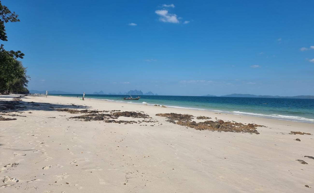 Foto de Ko Naka Yai Beach con arena brillante superficie