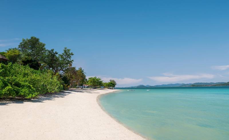 Foto de La playa de Naka Island con brillante arena fina superficie