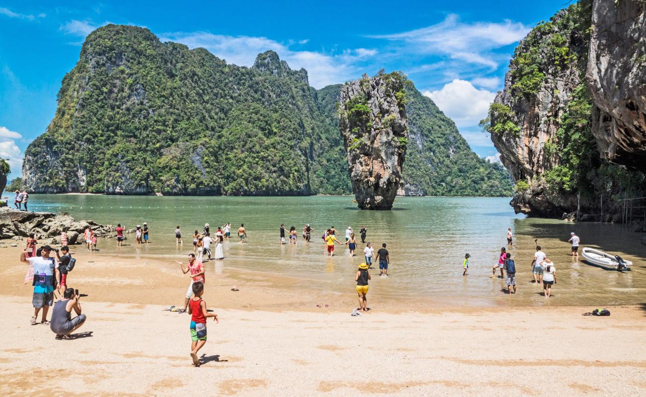 Foto de Playa Khao Tapu con arena brillante superficie