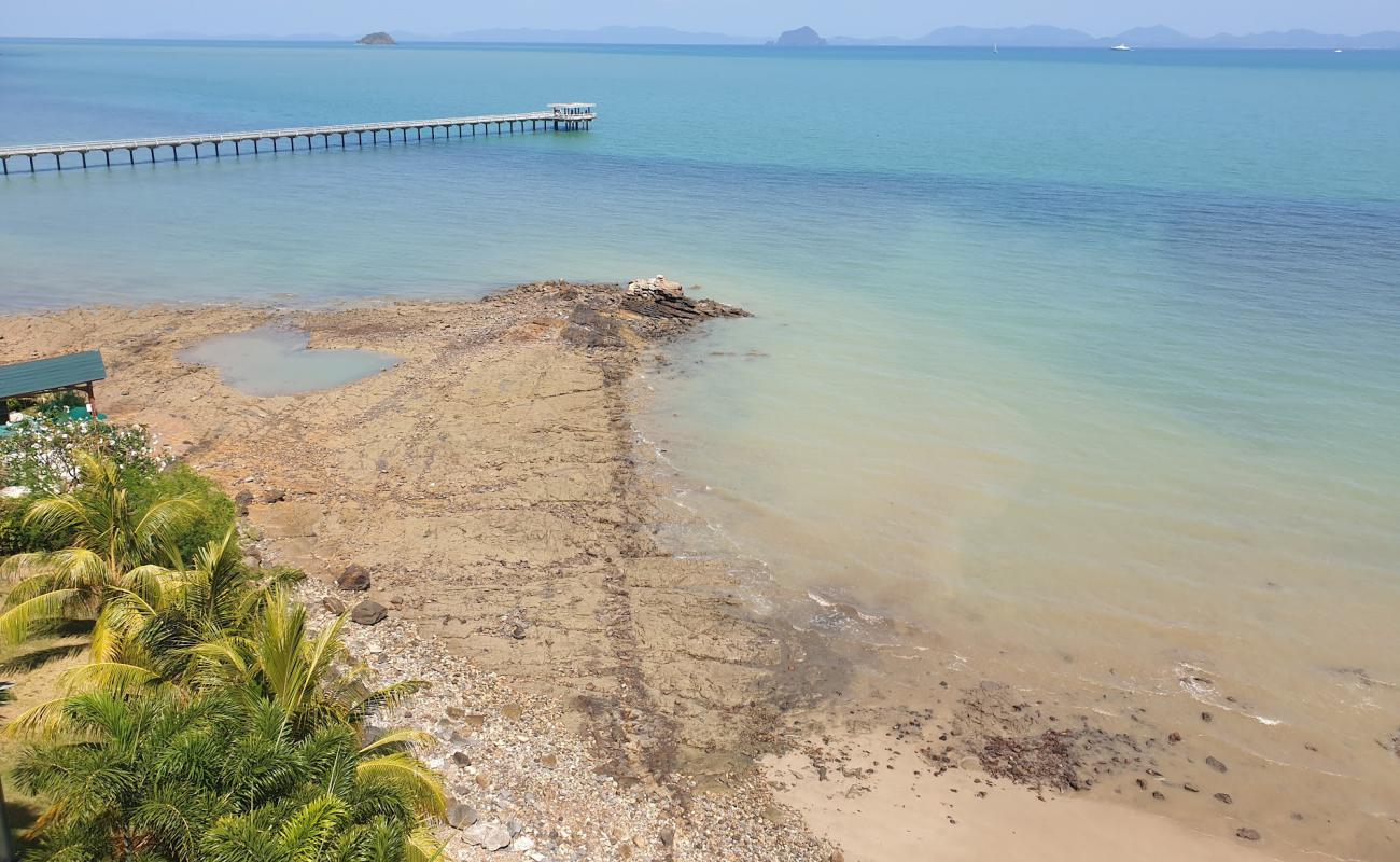 Foto de Ratsada Beach con arena brillante superficie