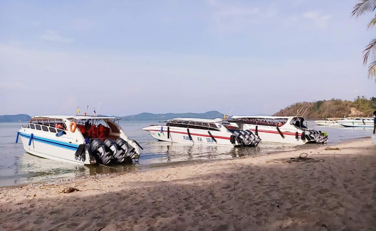 Foto de Yipsi Beach con arena brillante superficie