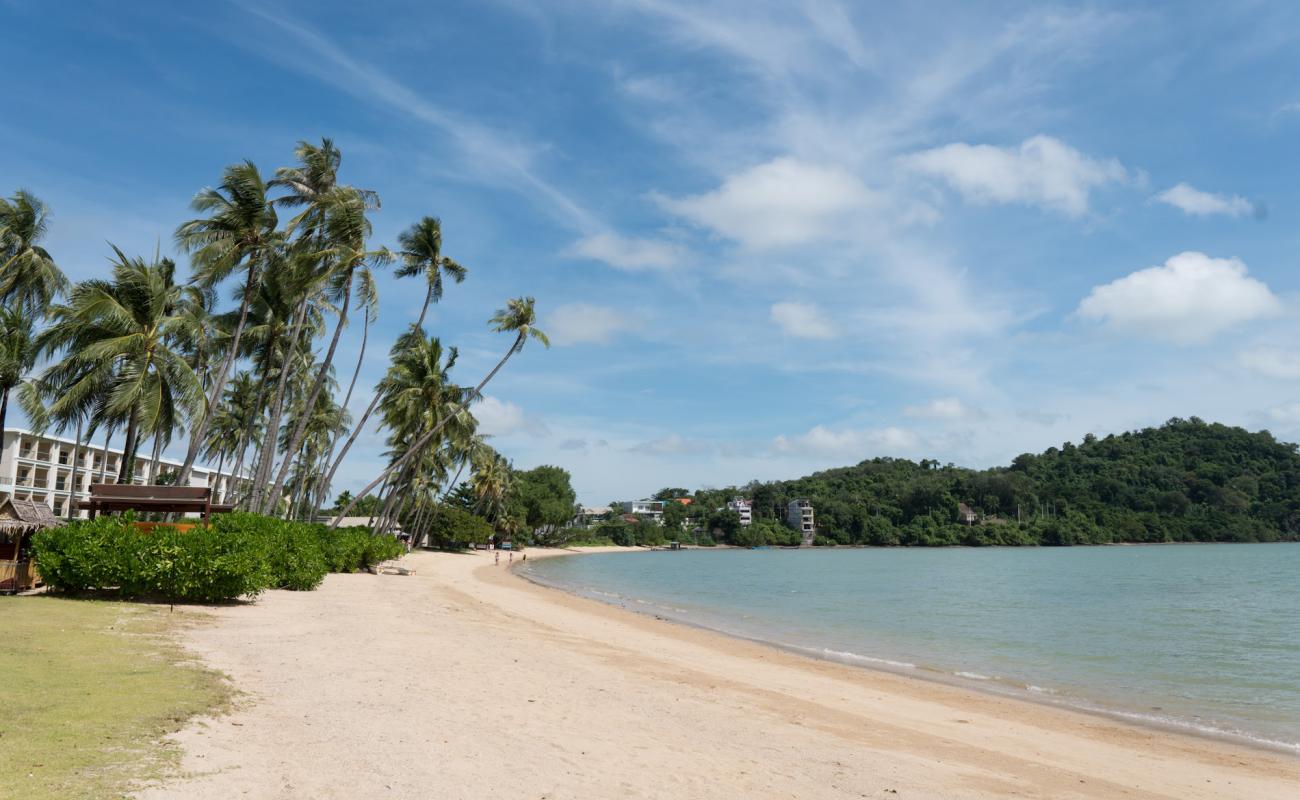 Foto de Soi Ruamjai Beach con arena brillante superficie