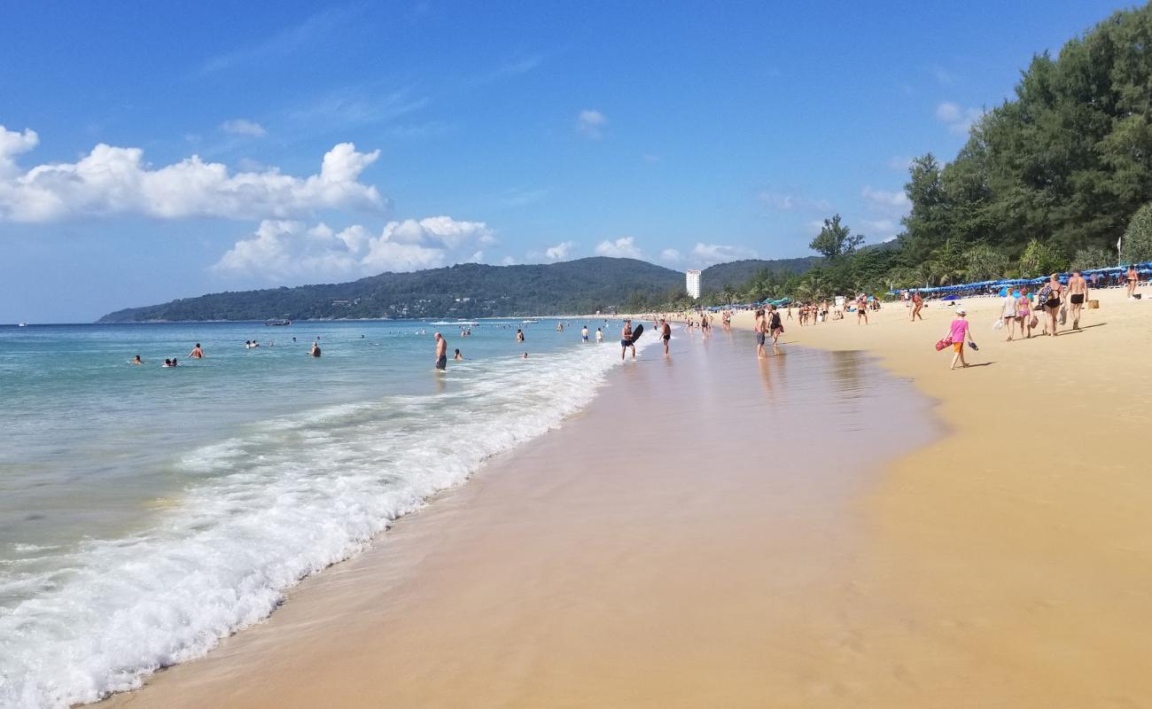 Foto de Playa de Karon con brillante arena fina superficie