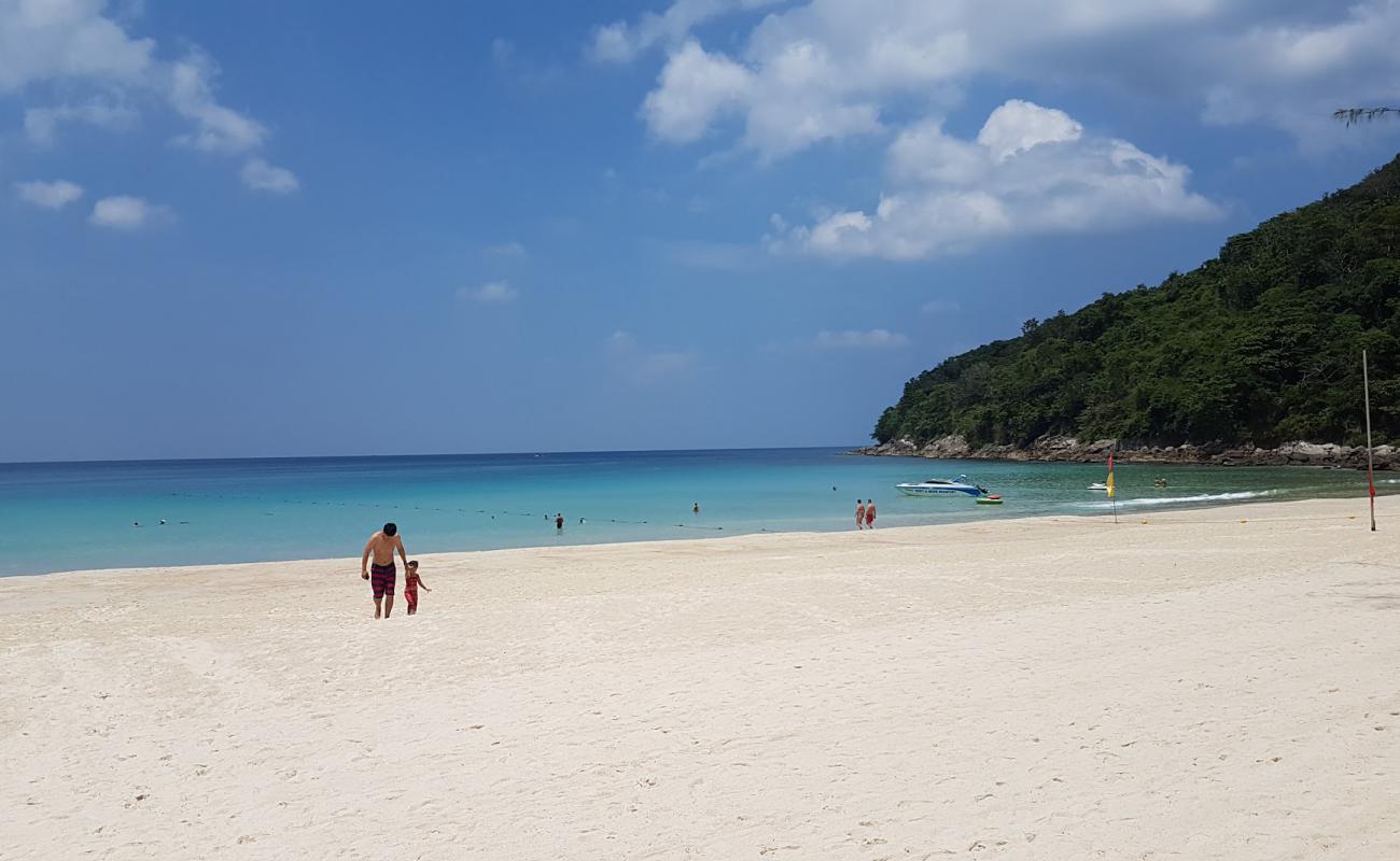 Foto de Playa Karon Noi con arena fina blanca superficie