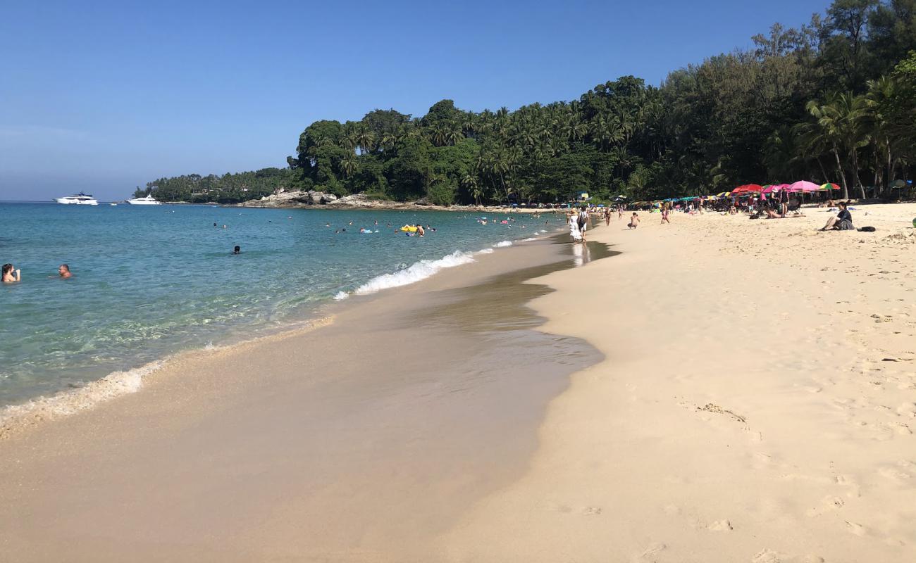 Foto de Playa Surin con brillante arena fina superficie