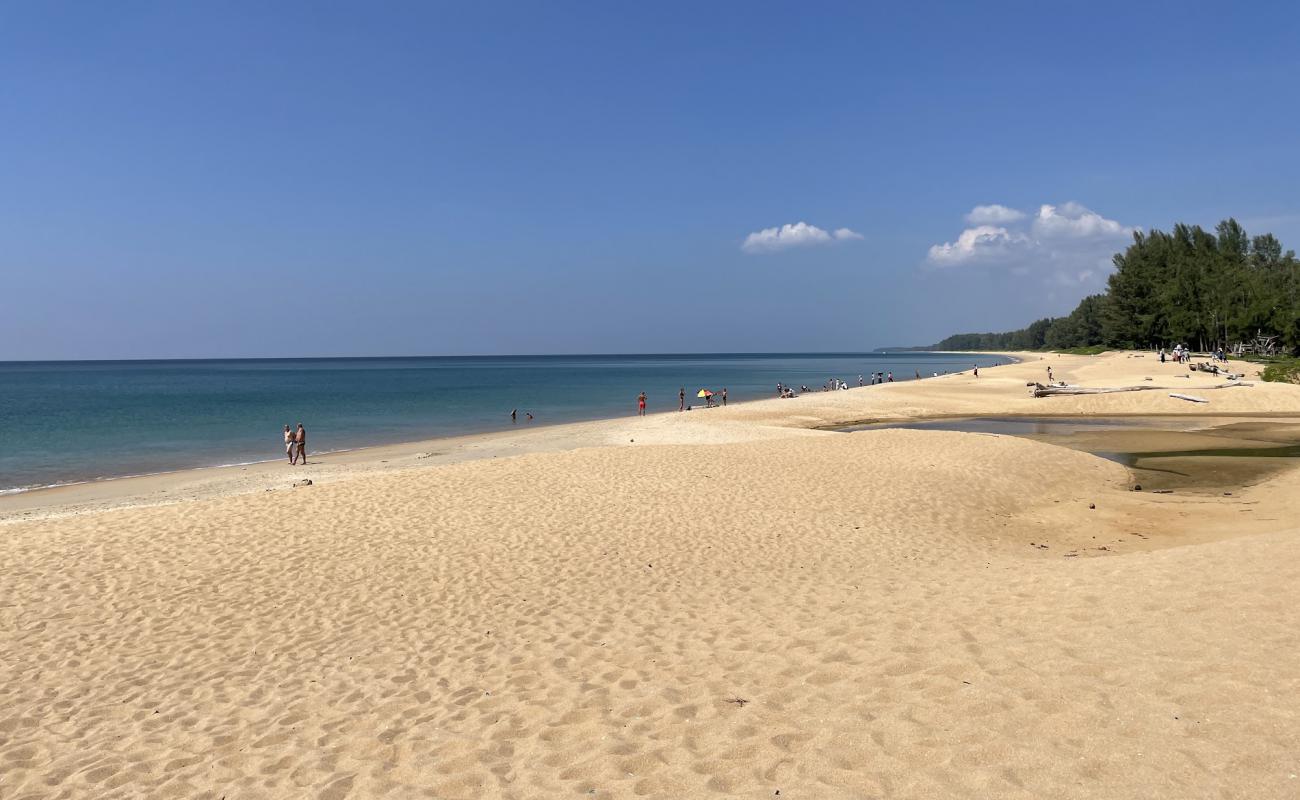 Foto de Mai Khao Beach - Airport con arena brillante superficie