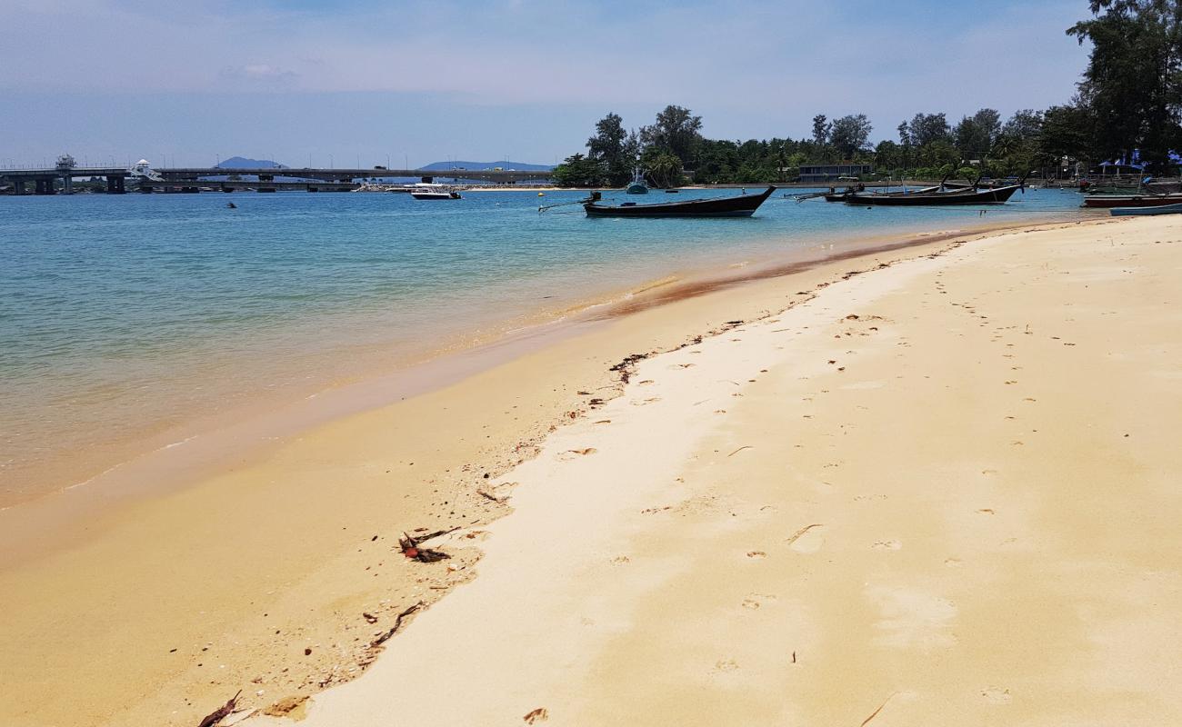 Foto de Pak Phra Beach con arena brillante superficie