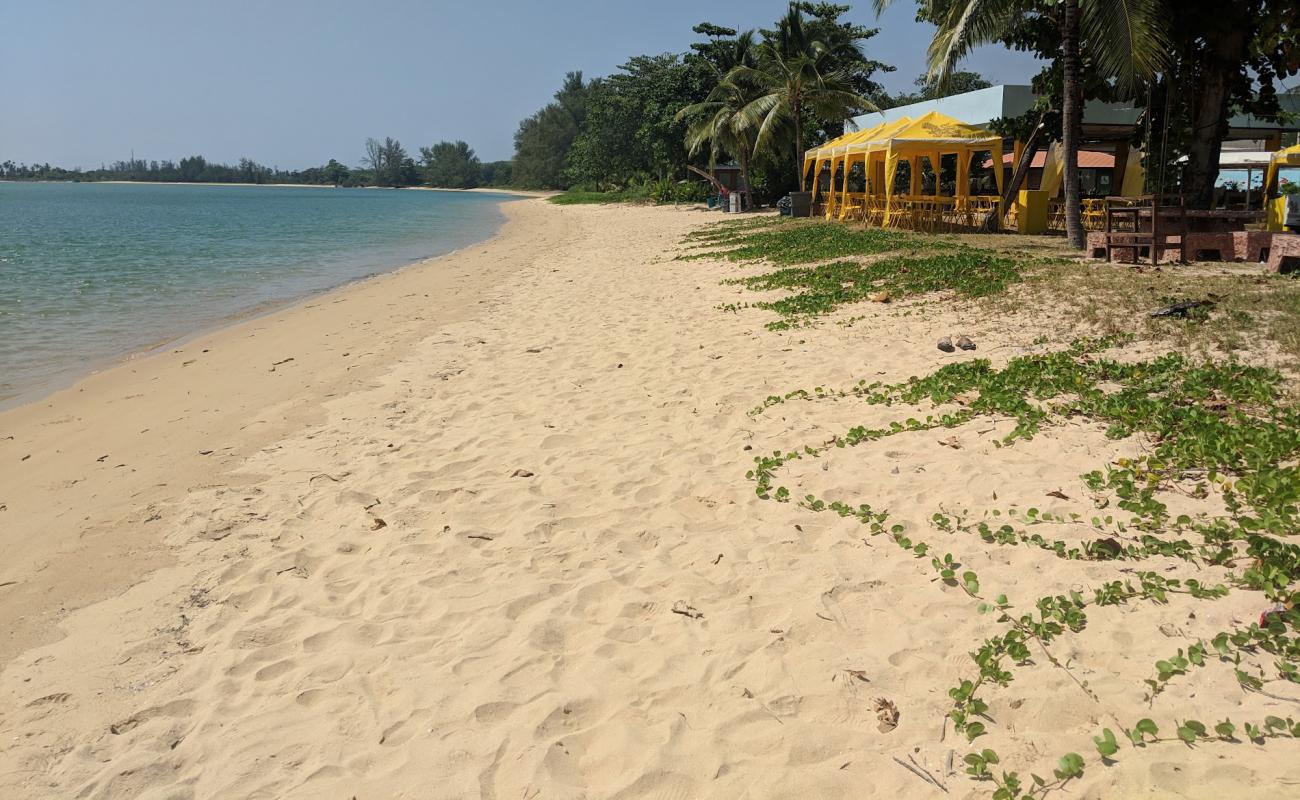 Foto de Tha Nun Beach con arena brillante superficie