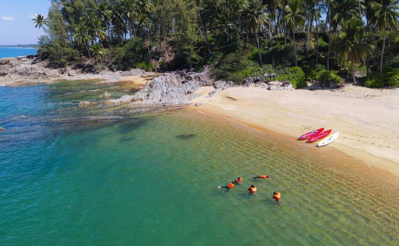 Foto de Beautiful beach con brillante arena fina superficie