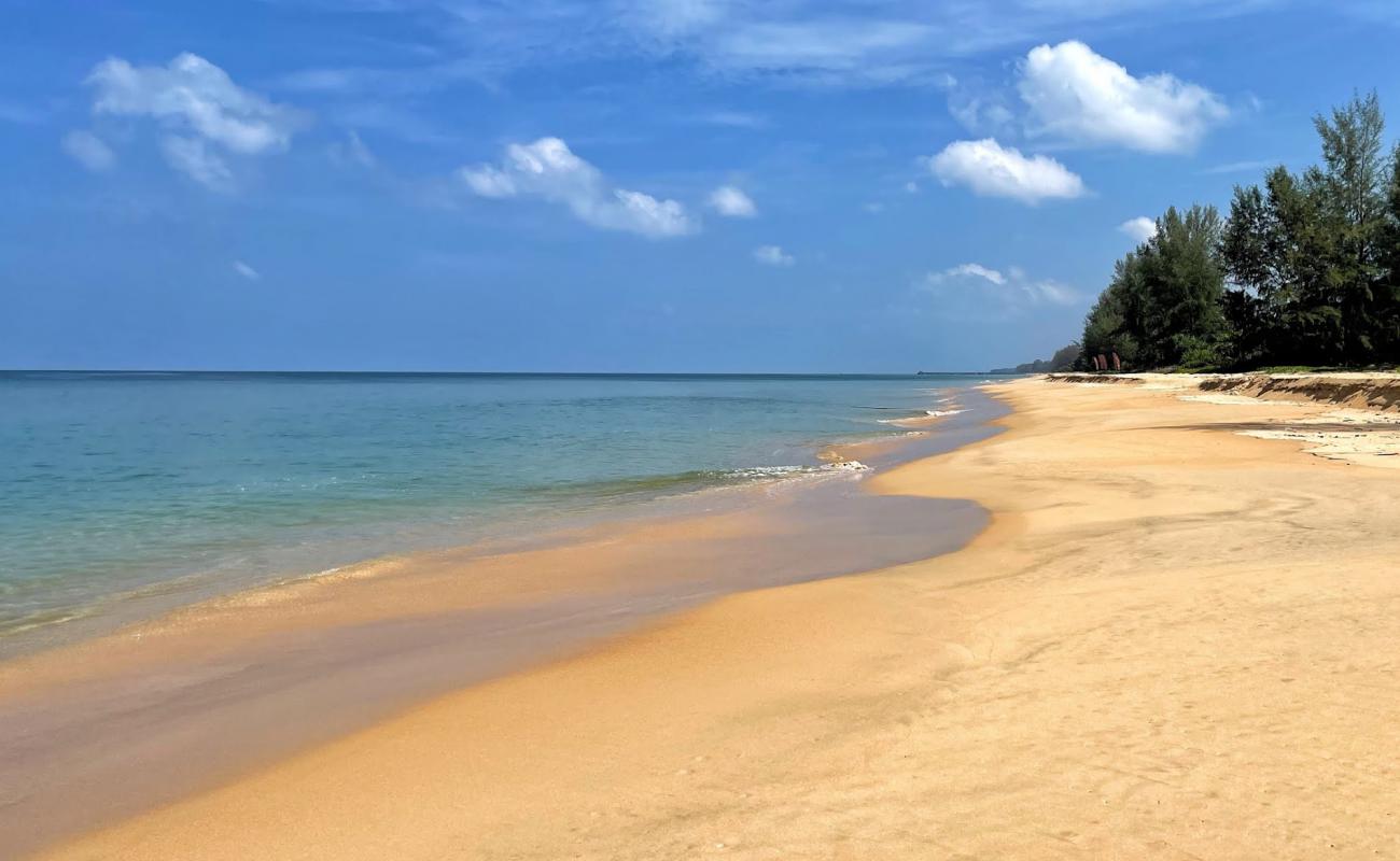Foto de Khaopilai Beach con arena brillante superficie