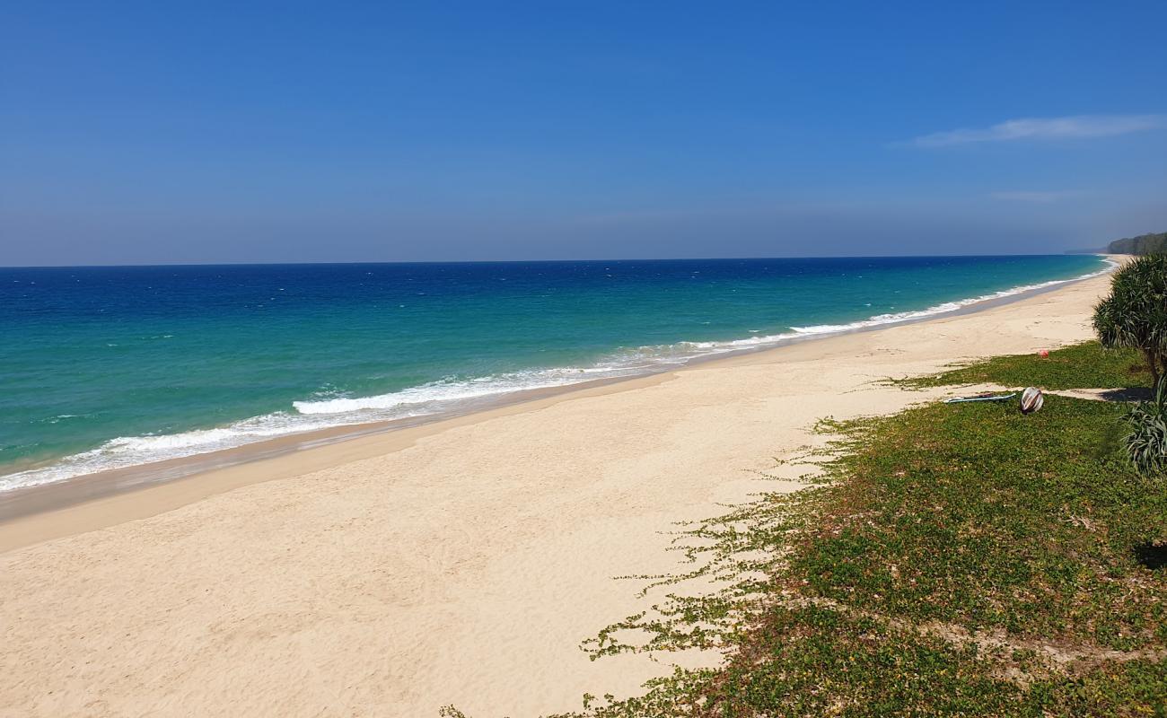 Foto de Bor Dan Beach con brillante arena fina superficie