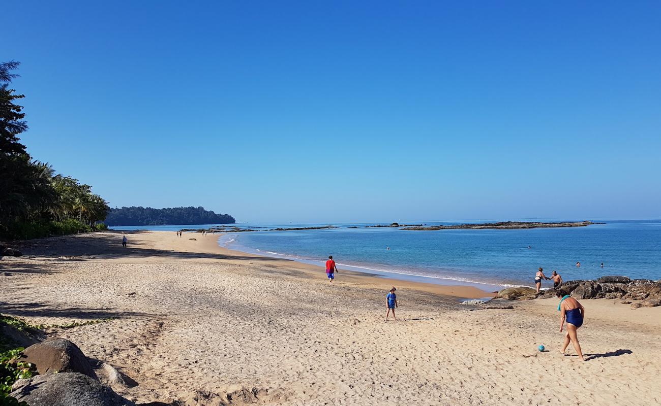 Foto de Nang Thong Beach con arena gris superficie