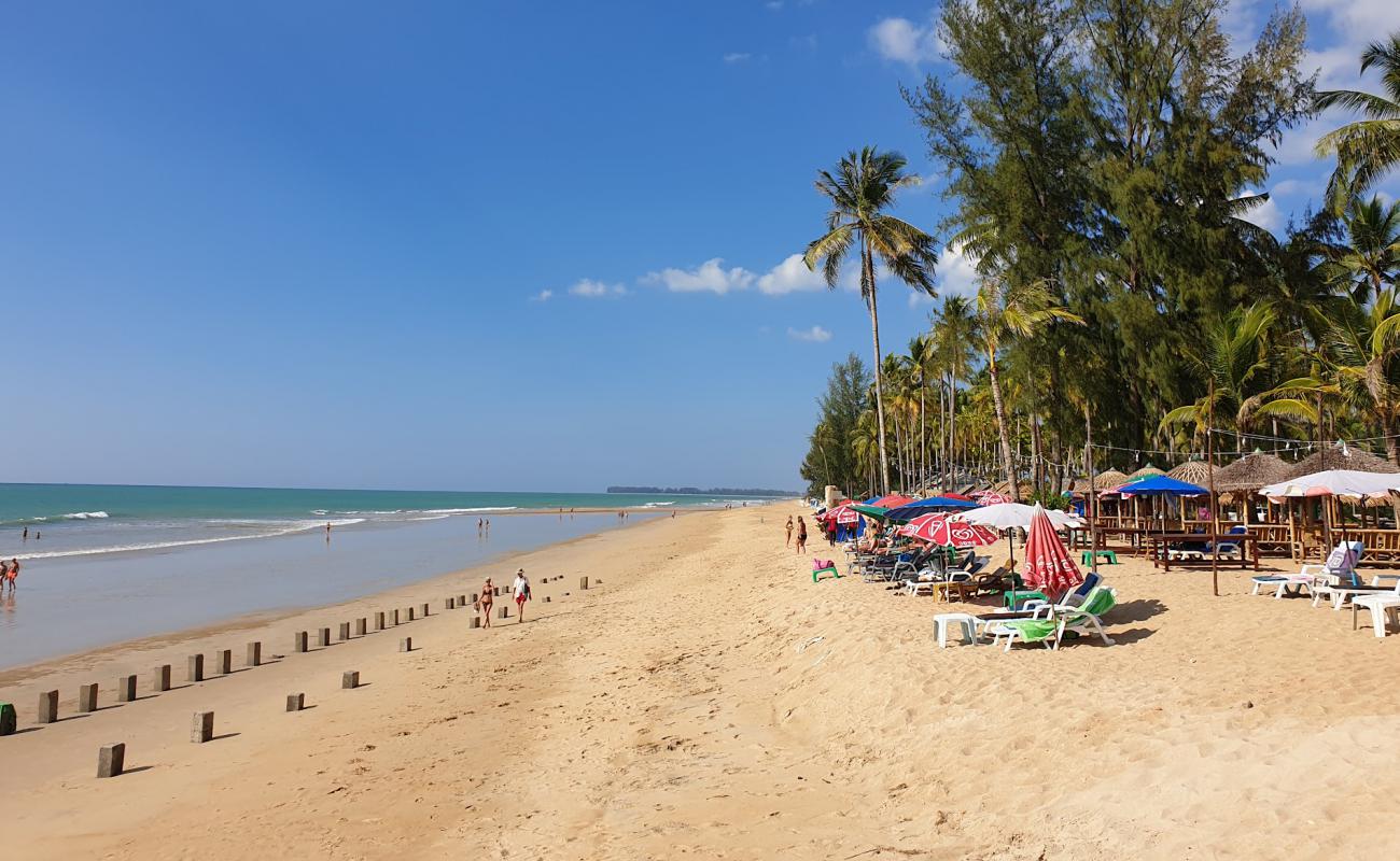 Foto de Khuekkhak Beach con brillante arena fina superficie