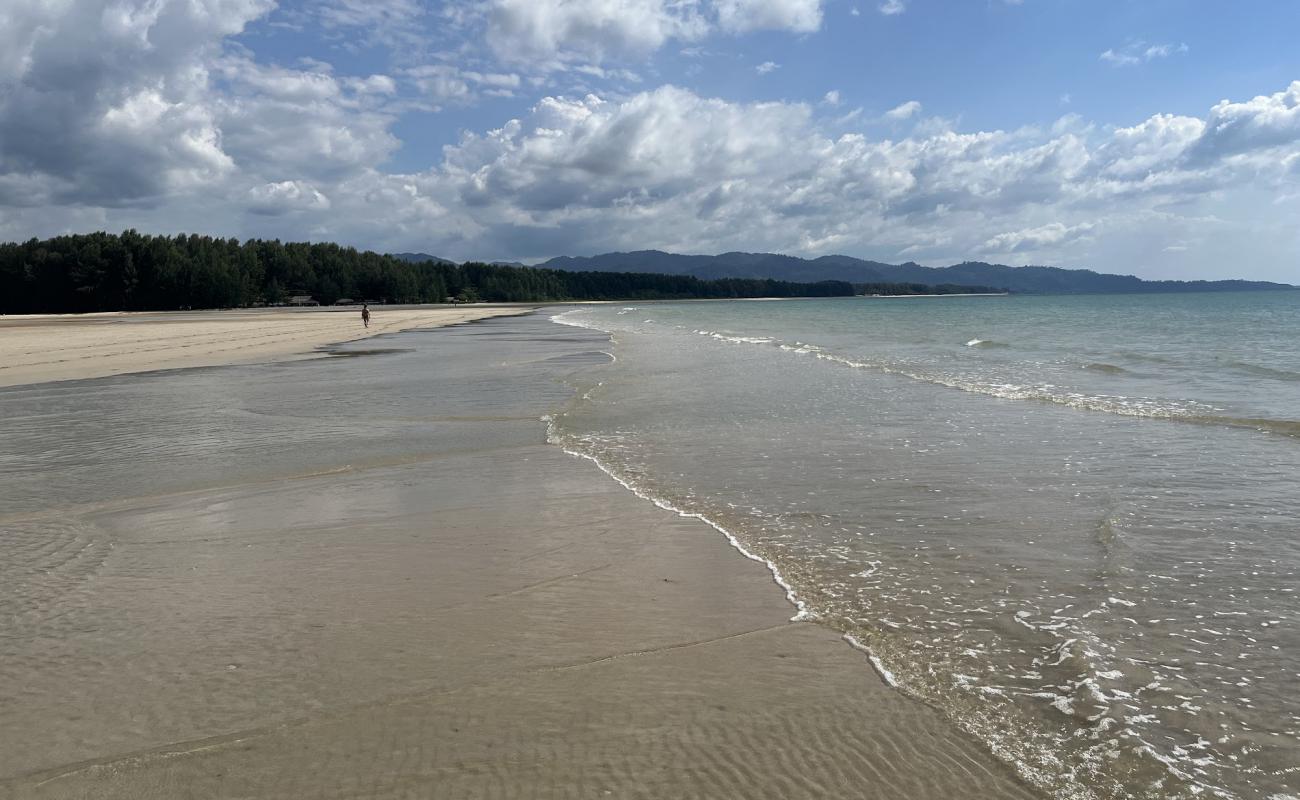 Foto de Khao Lak beach con arena brillante superficie