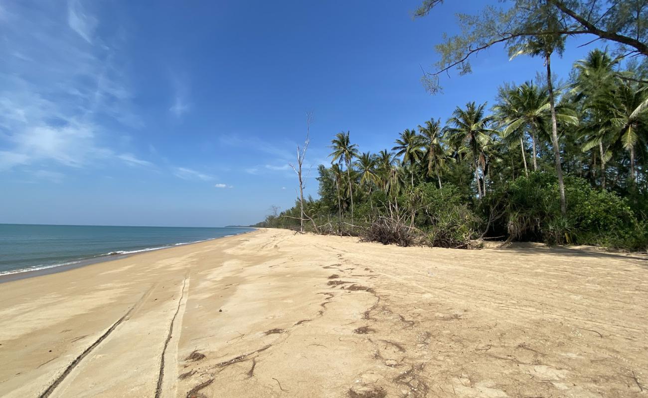 Foto de Ko Pkhra Tong Beach con arena brillante superficie