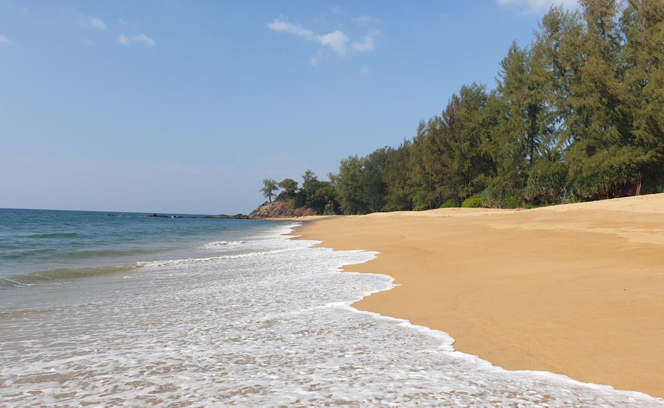 Foto de Ko Phra Thong Beach II con arena brillante superficie