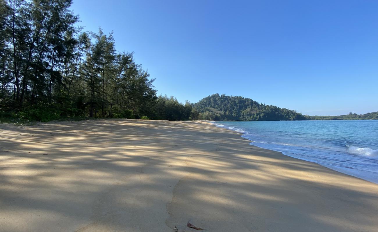 Foto de Ko Ra Beach con arena brillante superficie