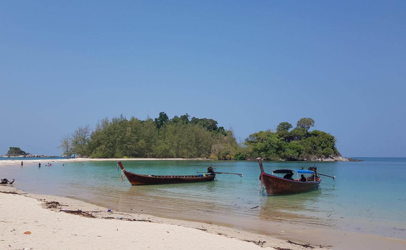 Foto de Ao Kao Kvay Beach con brillante arena fina superficie