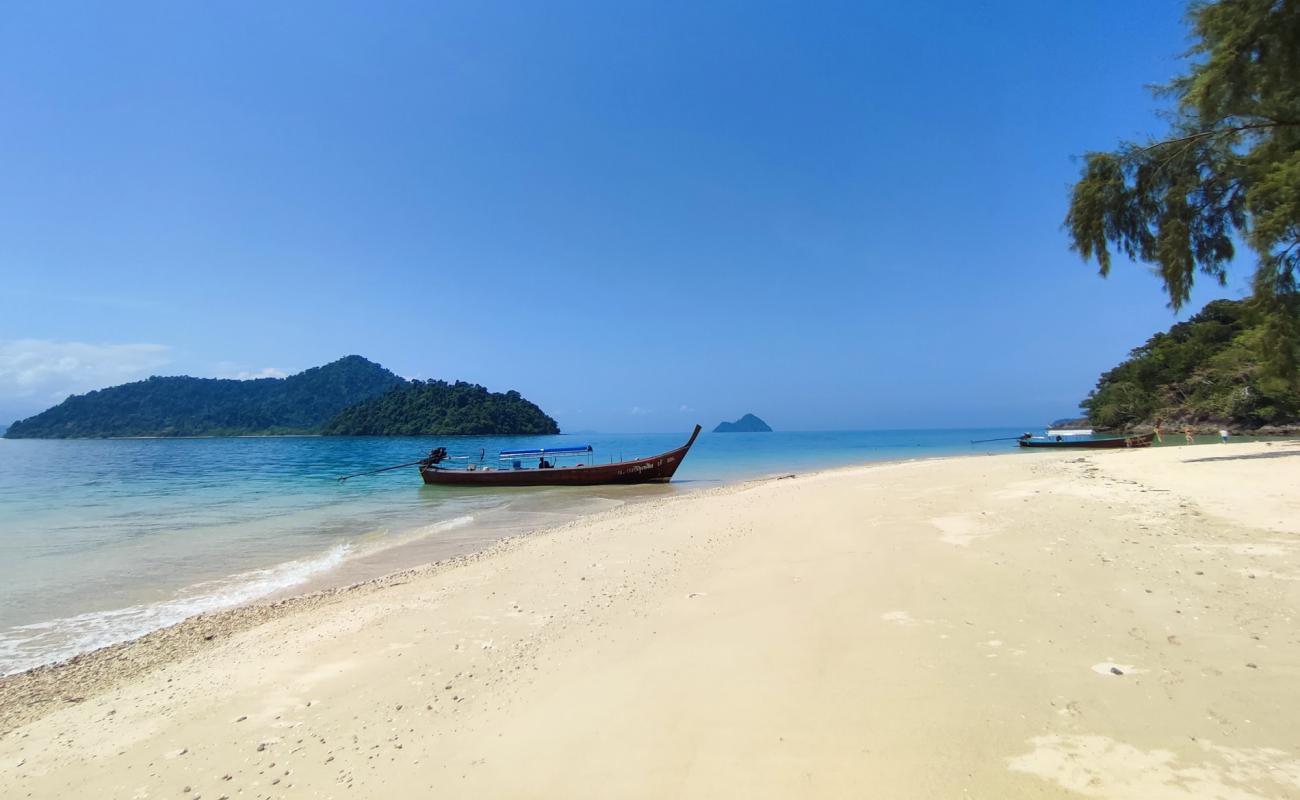 Foto de Ko Khang Khao Beach con arena brillante superficie