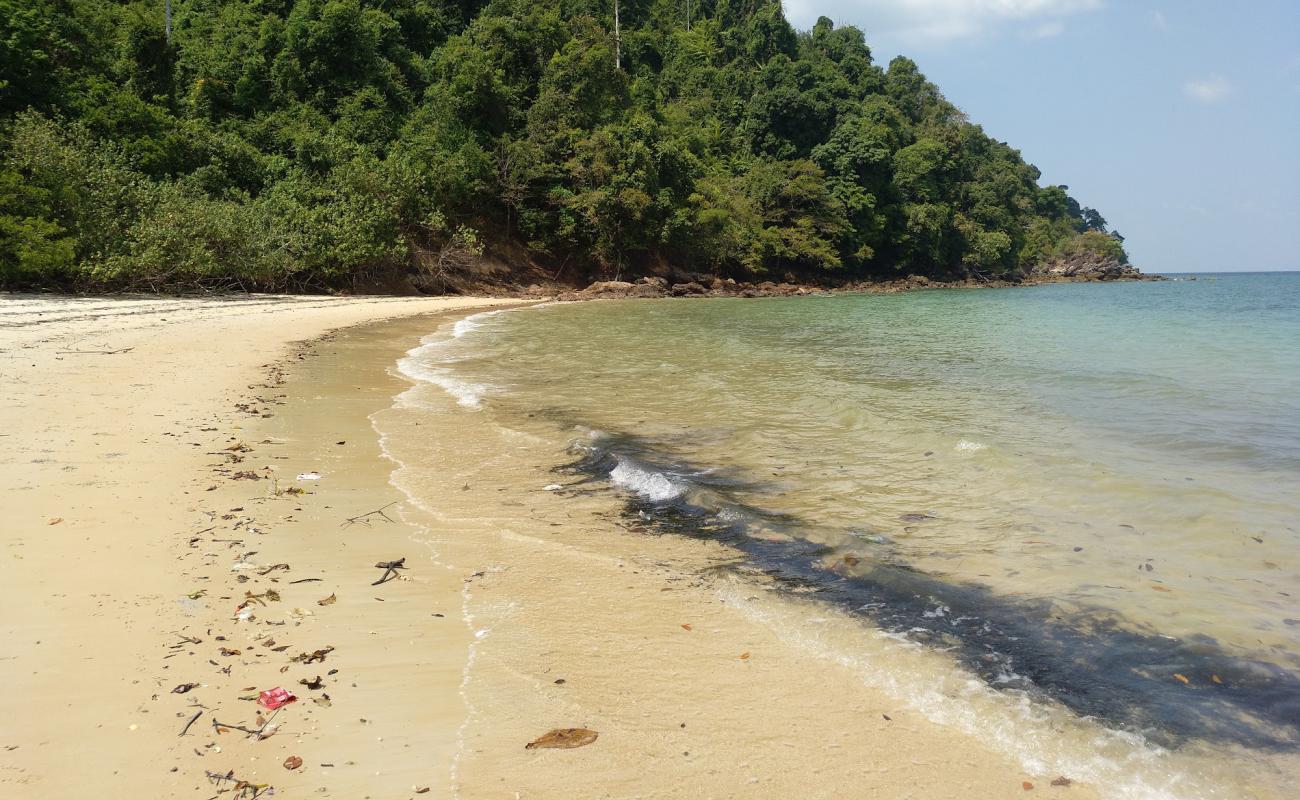 Foto de Ao Pai Beach con arena brillante superficie