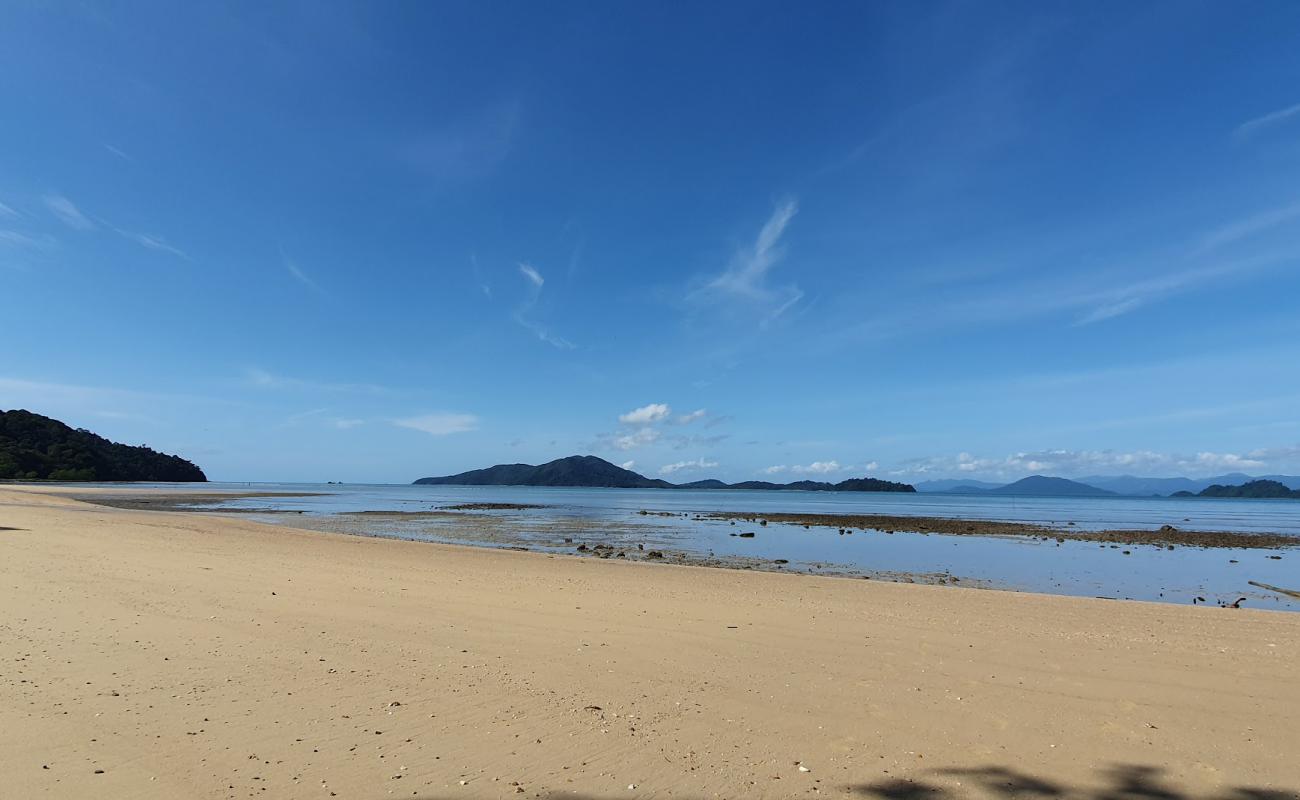 Foto de Aow Hin Kwai Beach con arena brillante superficie