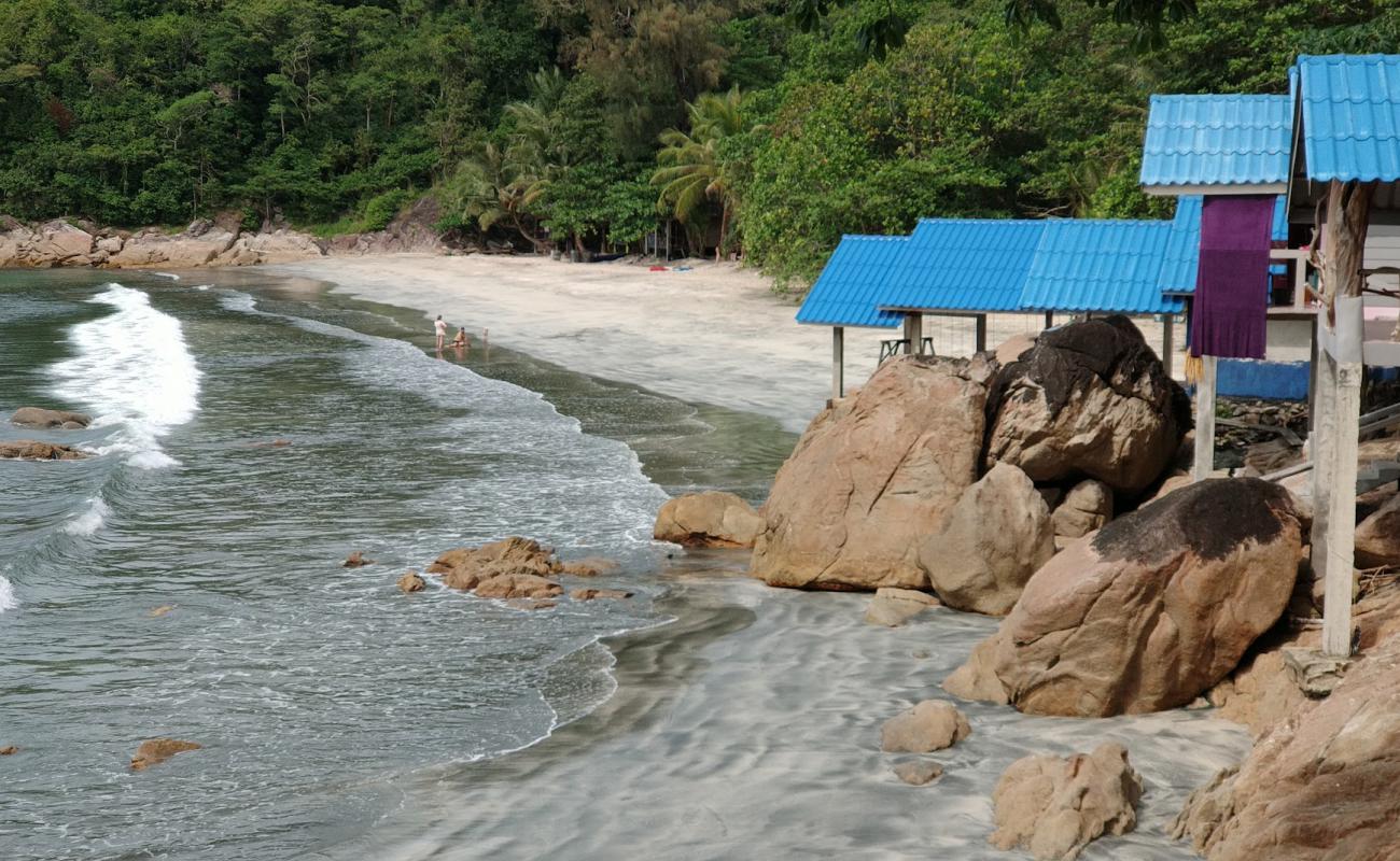 Foto de Koh Chang Beach con arena brillante superficie