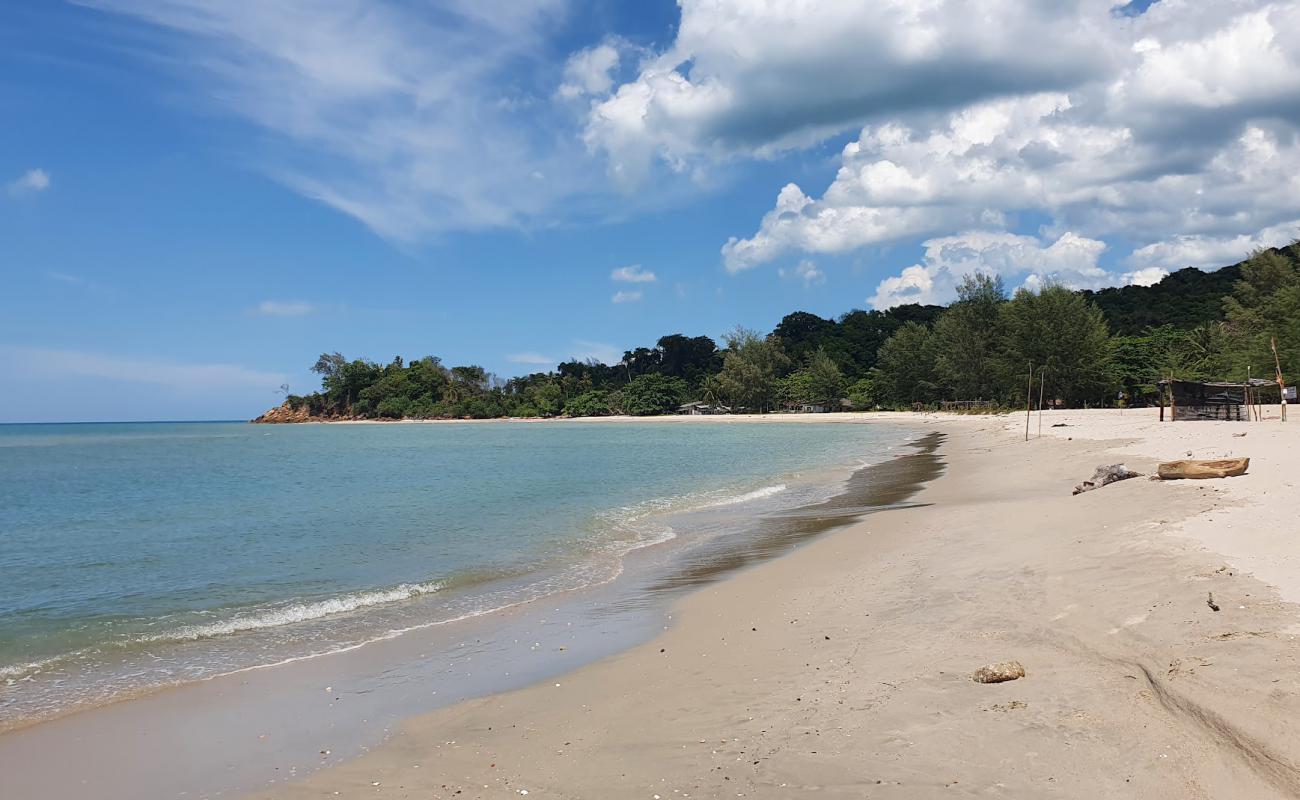 Foto de Sakom Beach con arena brillante superficie