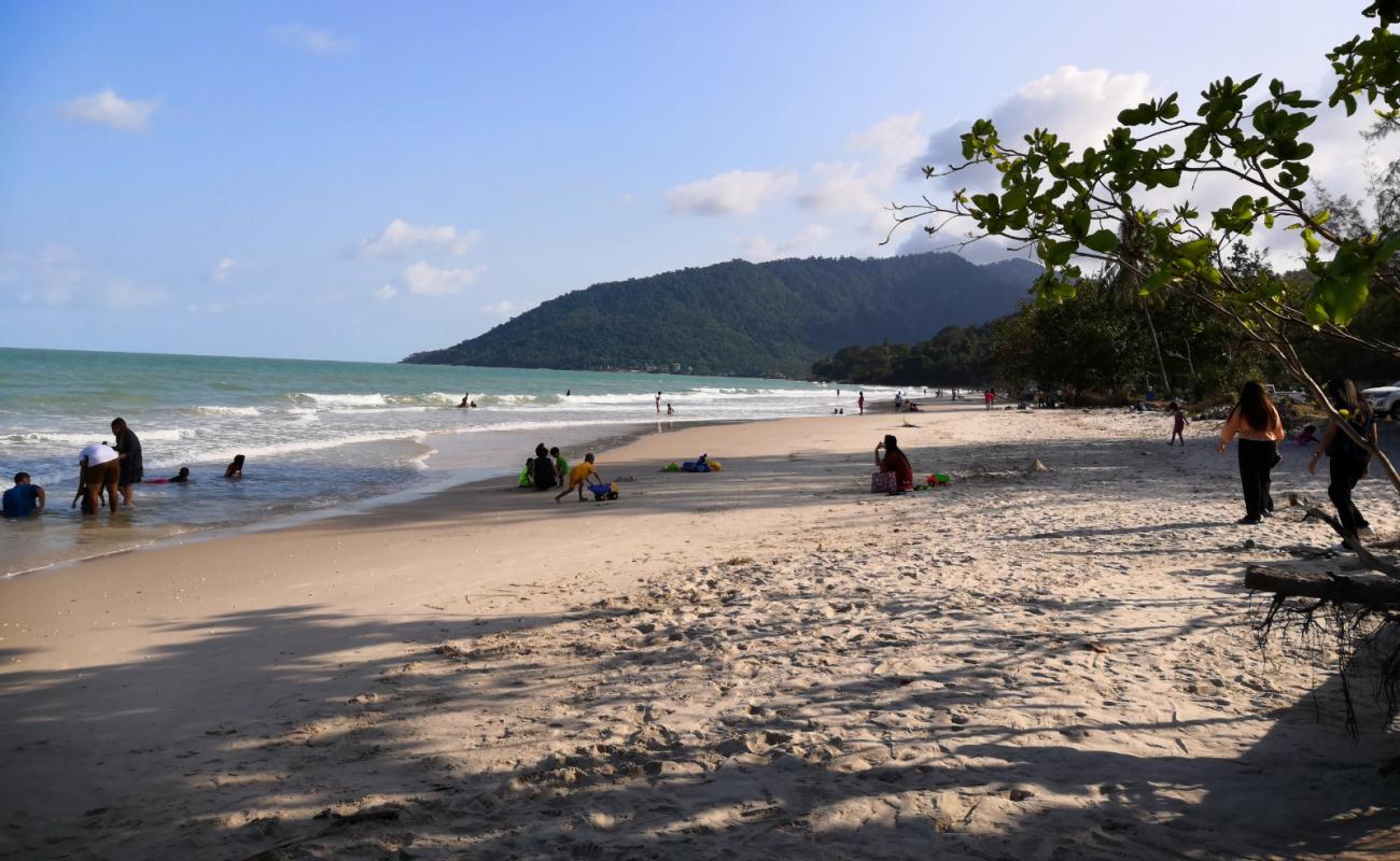 Foto de Nai Phlao Beach con arena brillante superficie