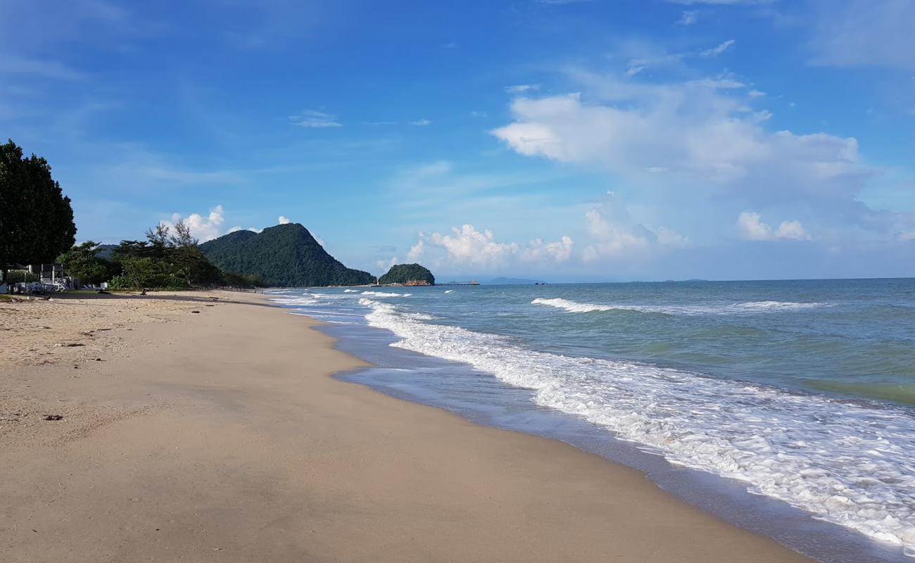 Foto de Khanom Beach con arena brillante superficie