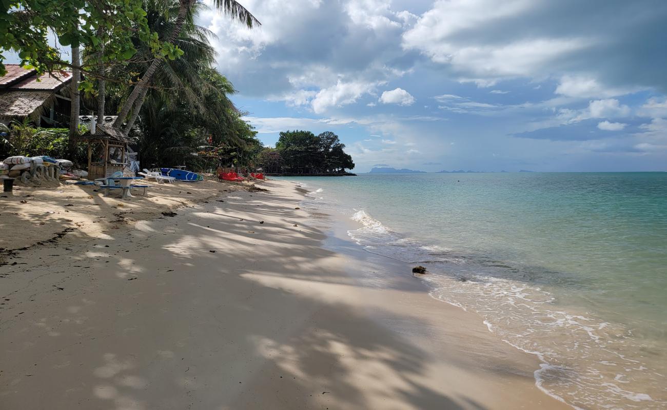 Foto de Bang Por Beach con brillante arena fina superficie