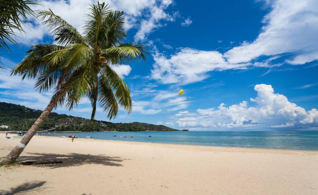 Foto de Playa Maenam (Playa Mae Name) con arena brillante superficie