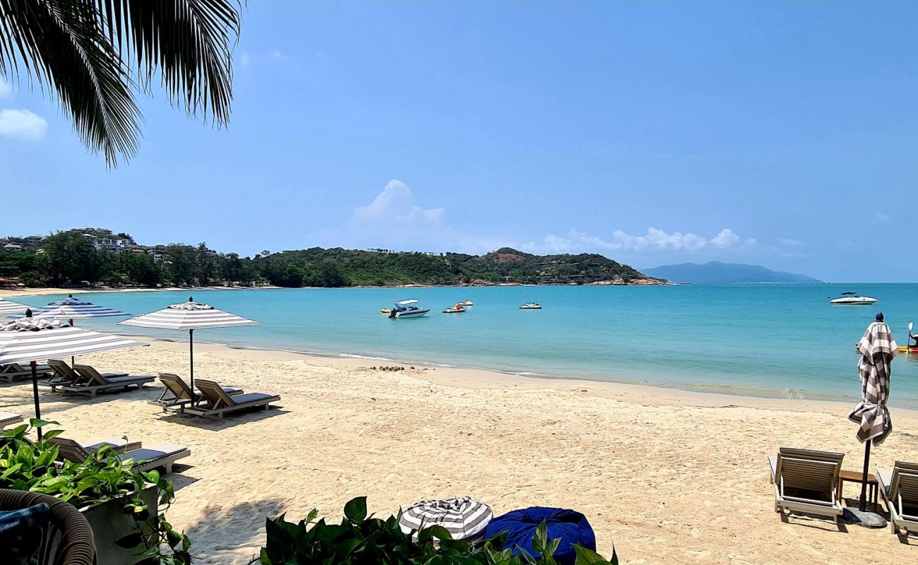 Foto de Playa de Choeng Mon con arena blanca superficie