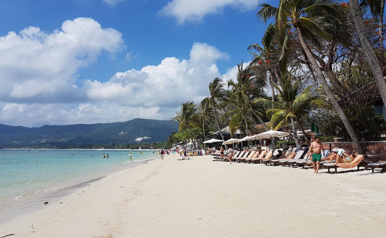 Foto de Playa de Chaweng con arena blanca superficie