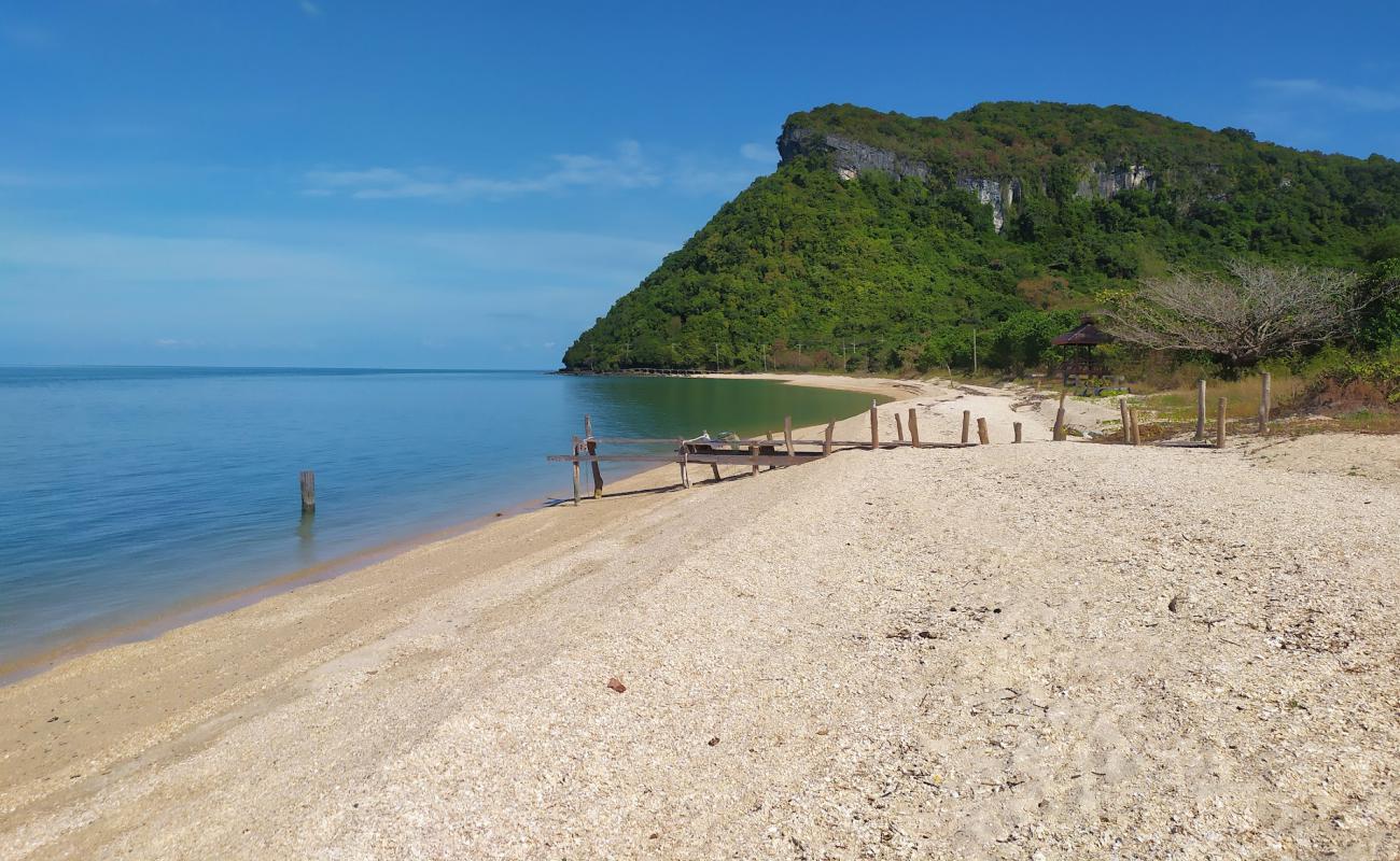 Foto de Ao Thian Beach con arena brillante superficie