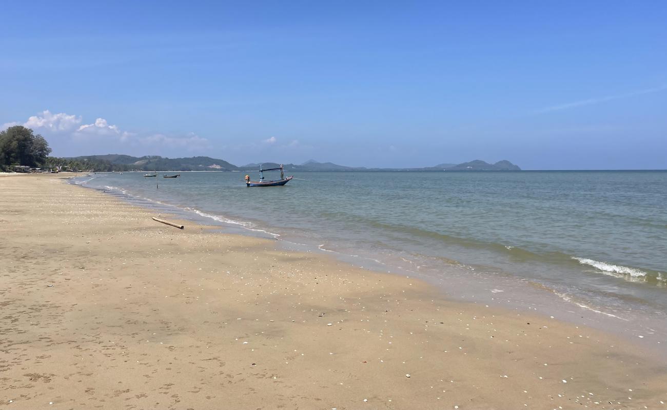 Foto de Pak Nam Lang Suan Beach con arena brillante superficie