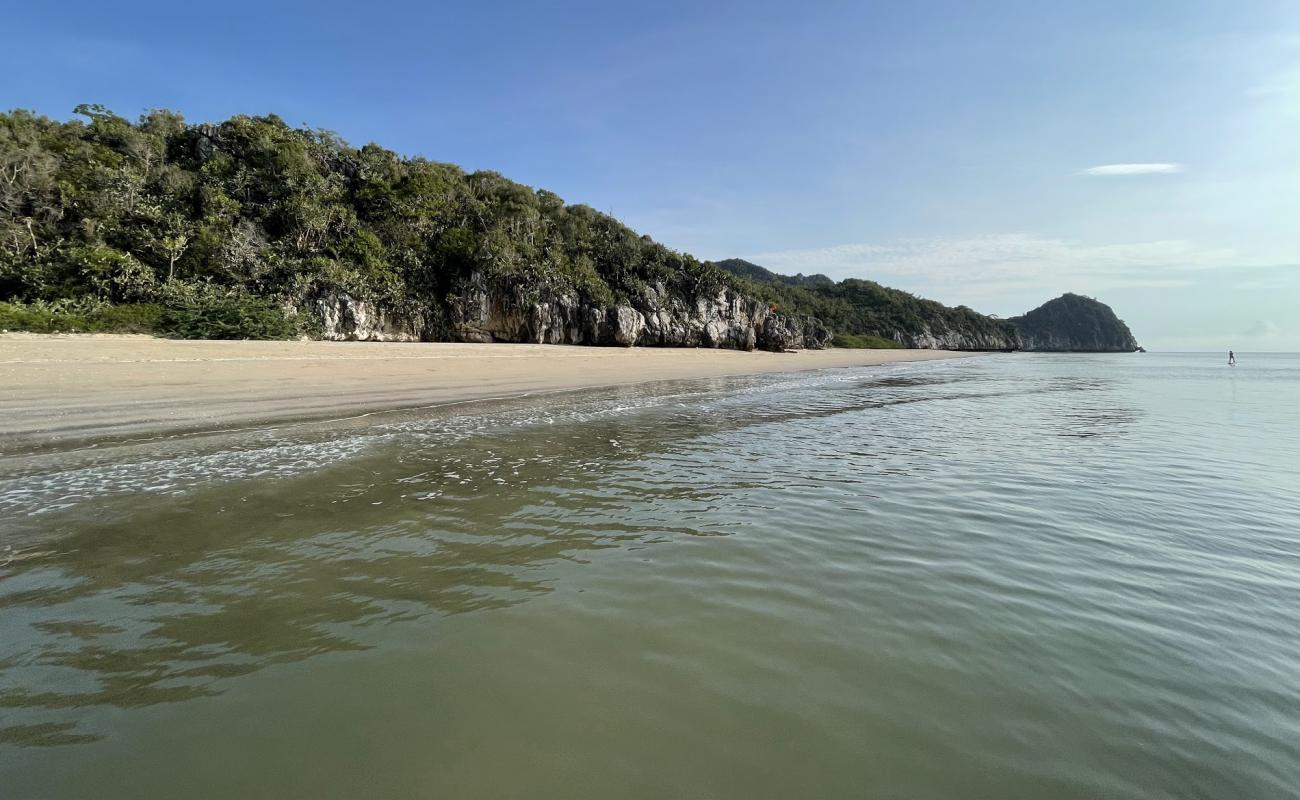 Foto de Wat Thung Noi Big Beach con arena brillante superficie