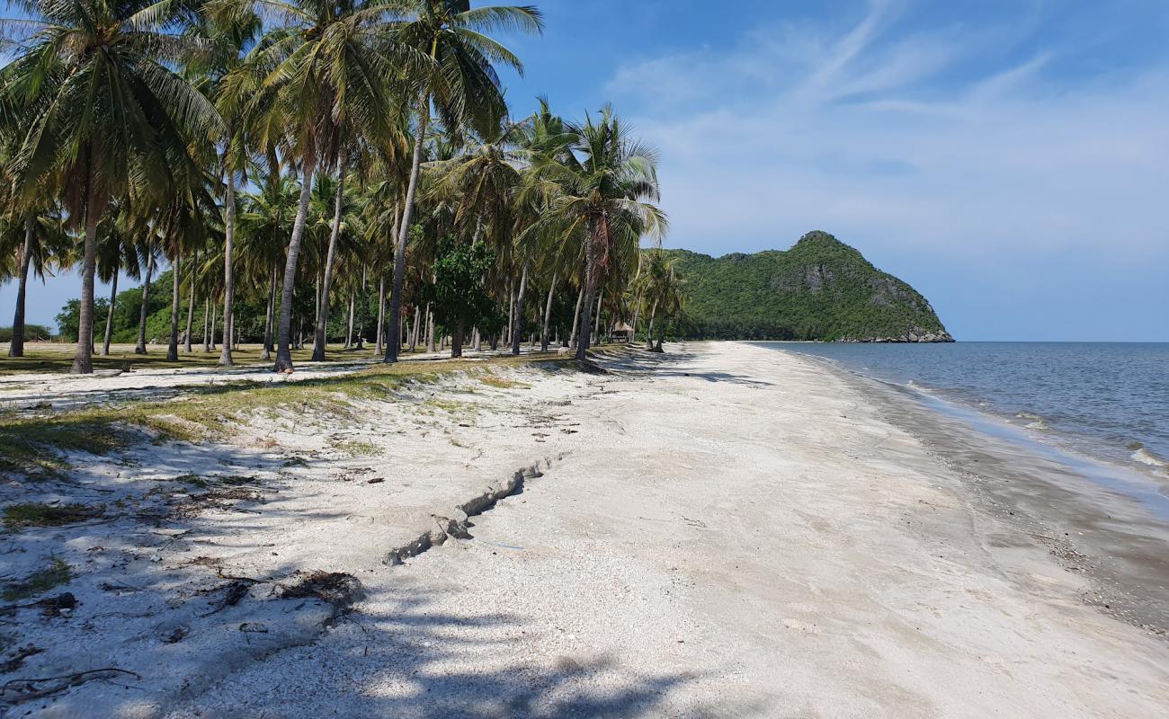 Foto de Sam Phraya Beach con arena de concha brillante superficie