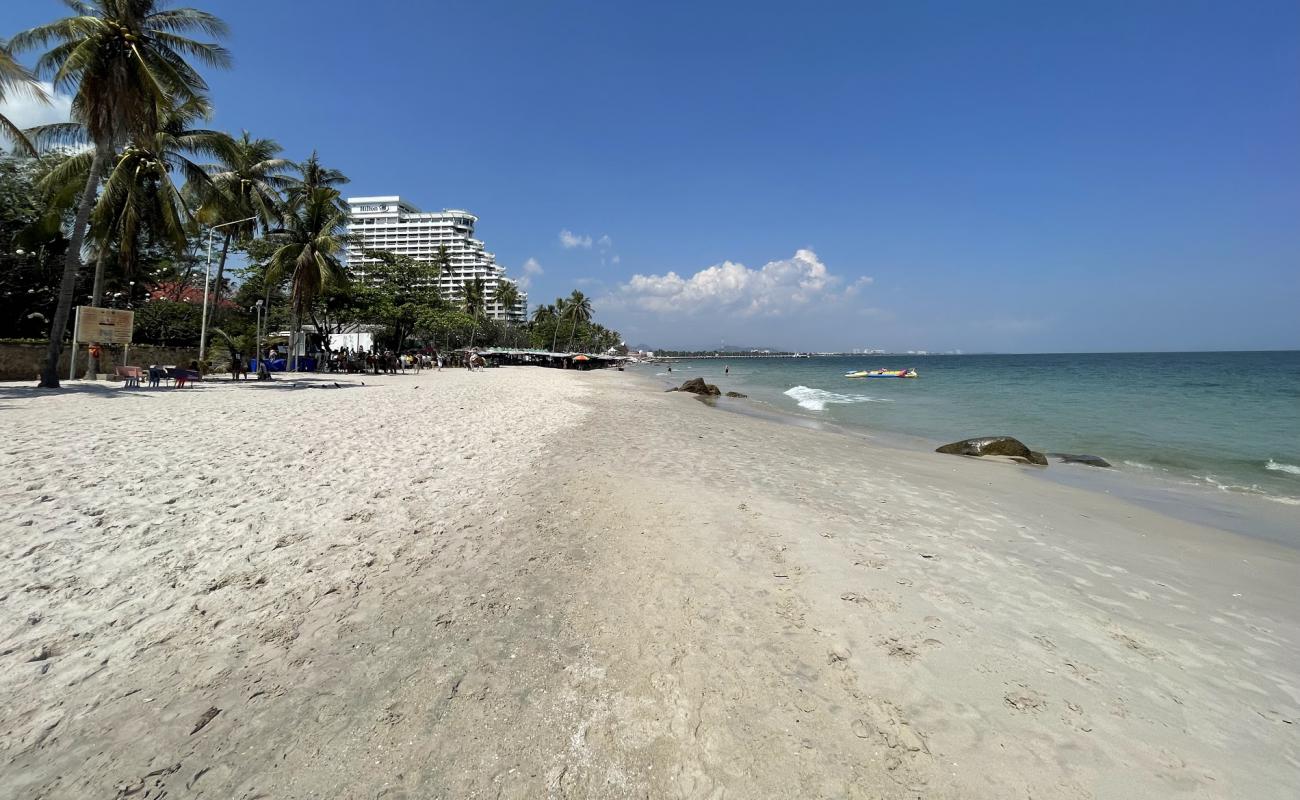 Foto de Hua Hin Beach con arena brillante superficie