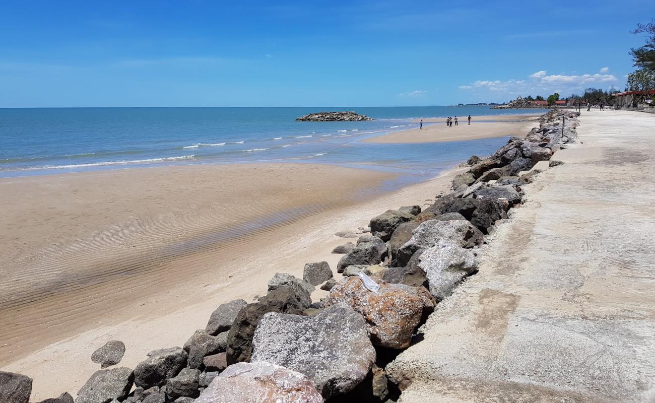 Foto de Hat Puek Tian Beach con arena brillante superficie